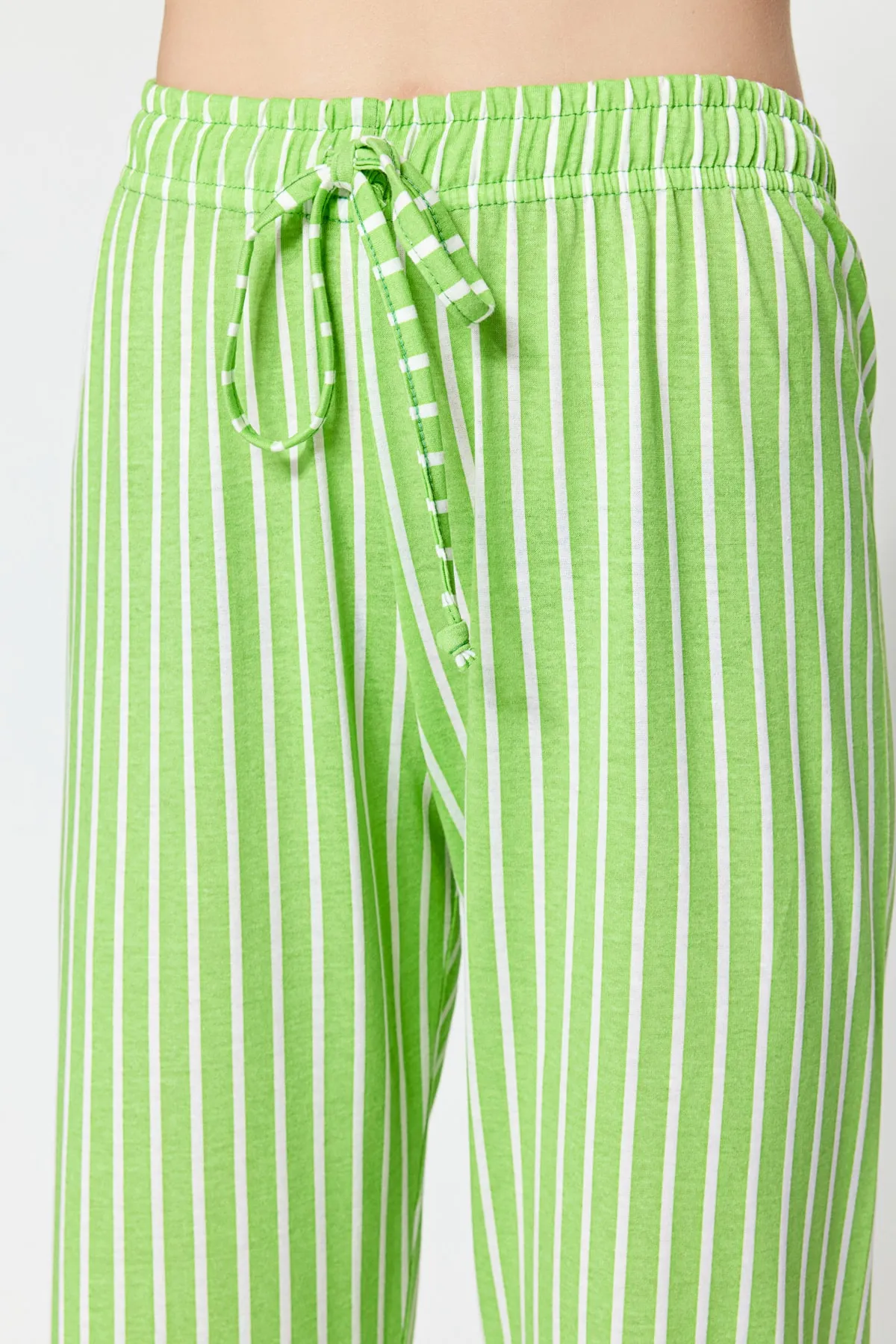 Trendyol Collection  Gestricktes Pyjama-Set mit Hemd und Hose aus grüner Baumwolle mit gestreiftem Tiermuster THMSS21PT0878