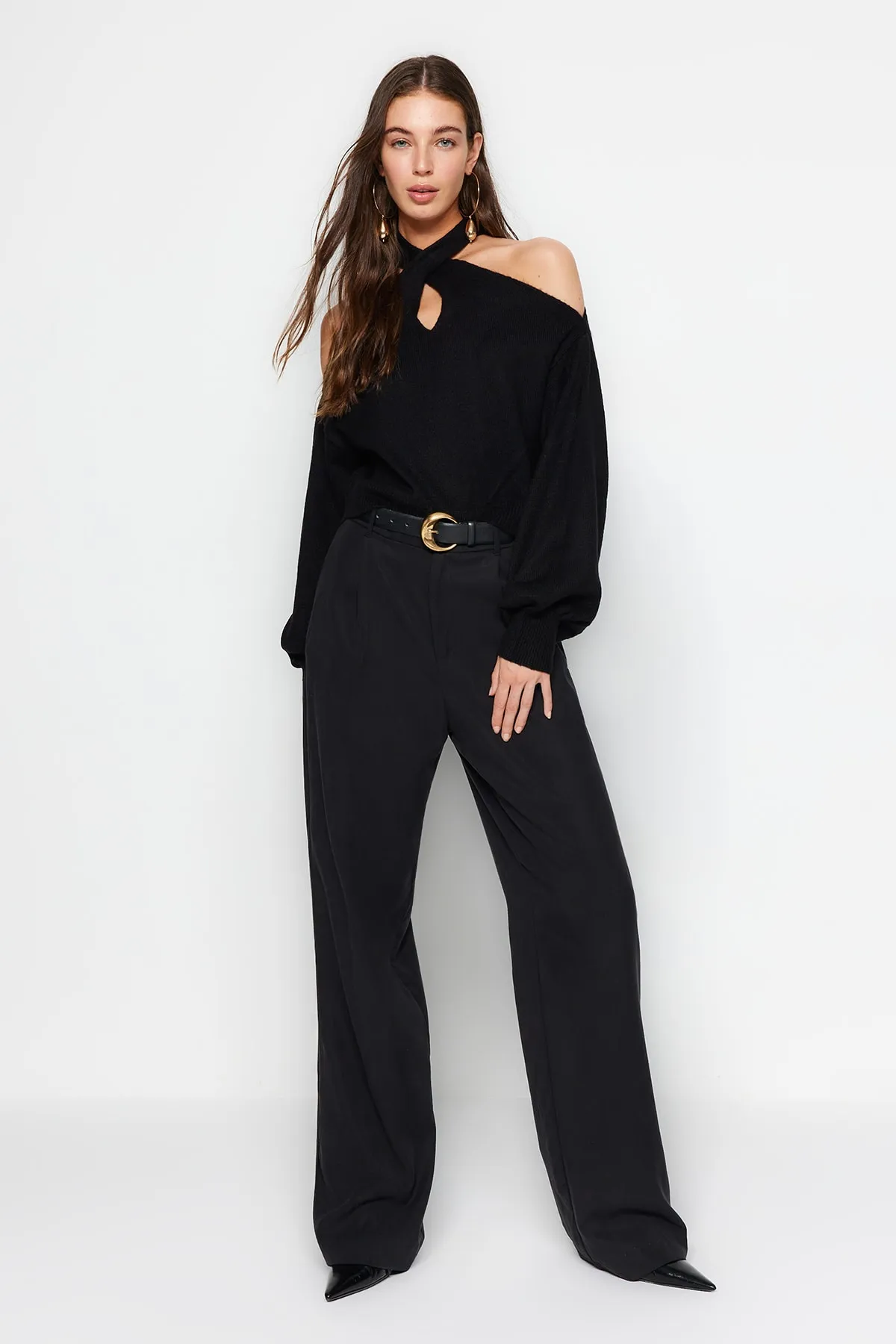 Trendyol Collection  Schwarzer Strickpullover mit weicher Textur und Fenster/Cut-Outs TWOAW24KZ00166