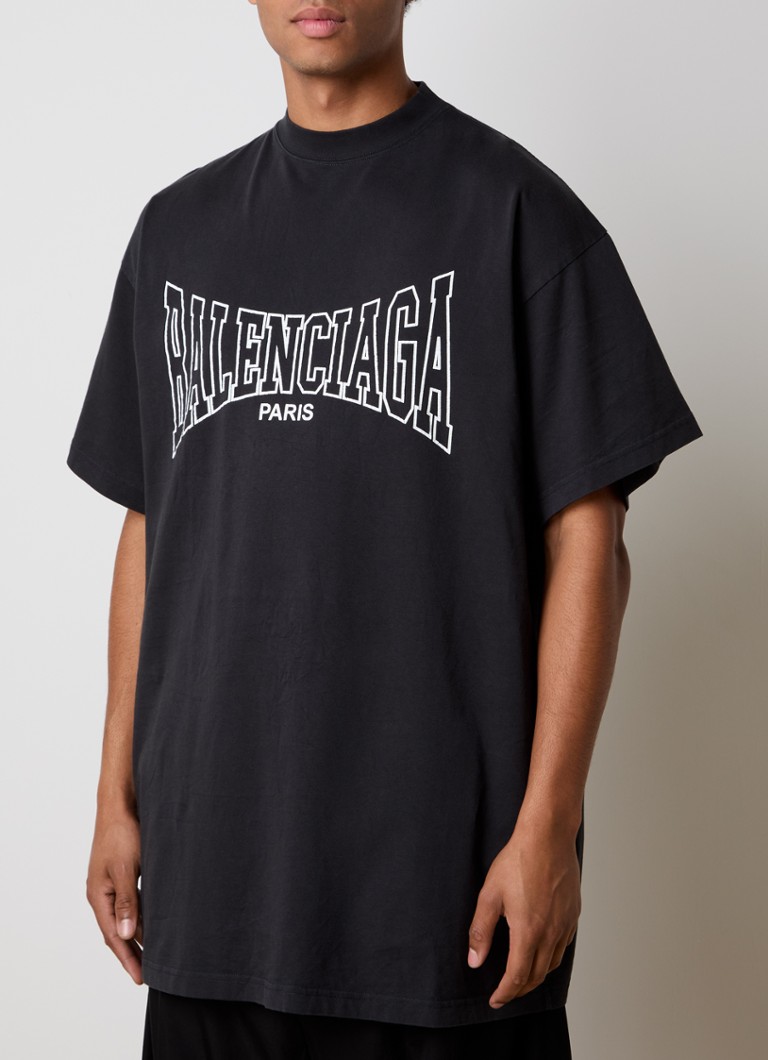 Balenciagan ylisuuri t-paita logolla