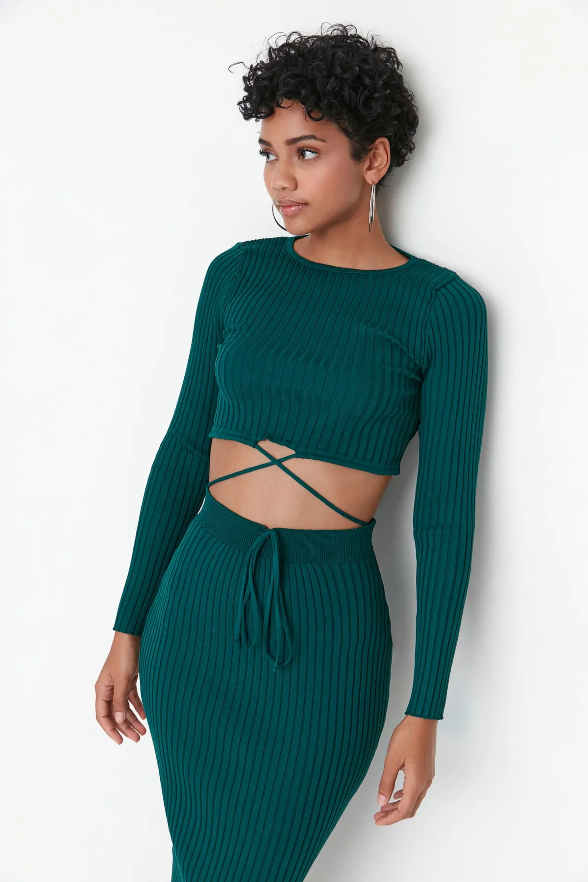 Trendyol Collection  Grünes Super Crop Strickoberteil und -unterteil-Set mit Krawatte und Rock TWOAW22EL0543