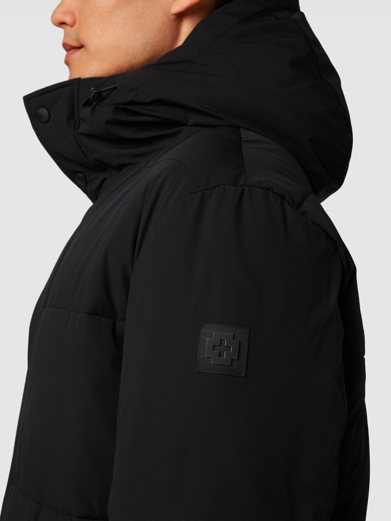 Steppmantel mit Label-Patch in schwarz