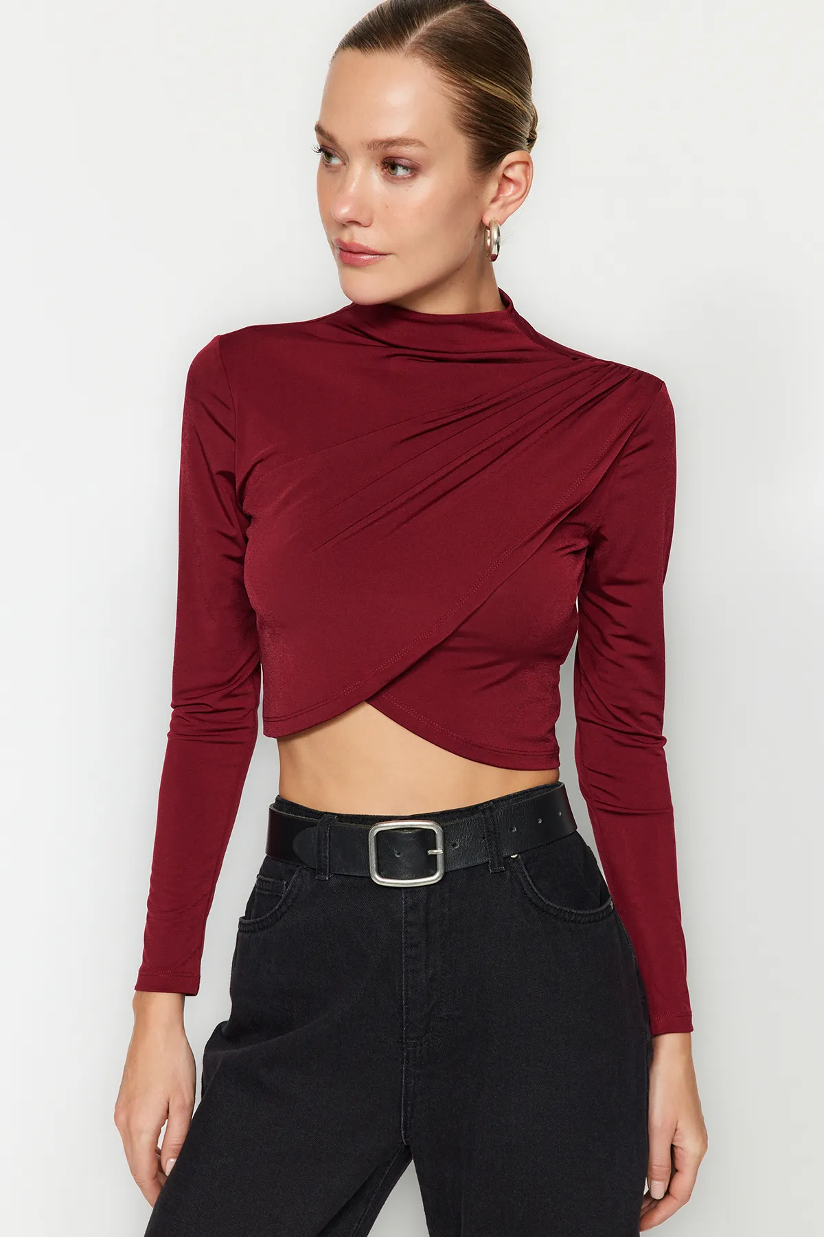 Trendyol Collection  Weinrote, drapierte Crop-Bluse mit hohem Kragen und hohem Kragen TWOAW24BZ00164