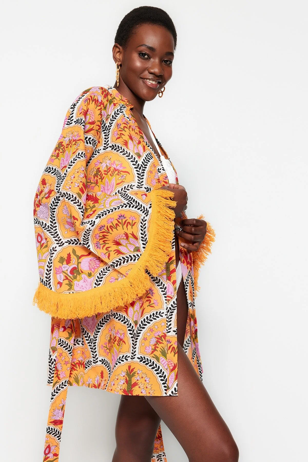 Trendyol Collection  Blumengemusterter Mini-Kimono und Kaftan aus 100 % Baumwolle TBESS23KM00004