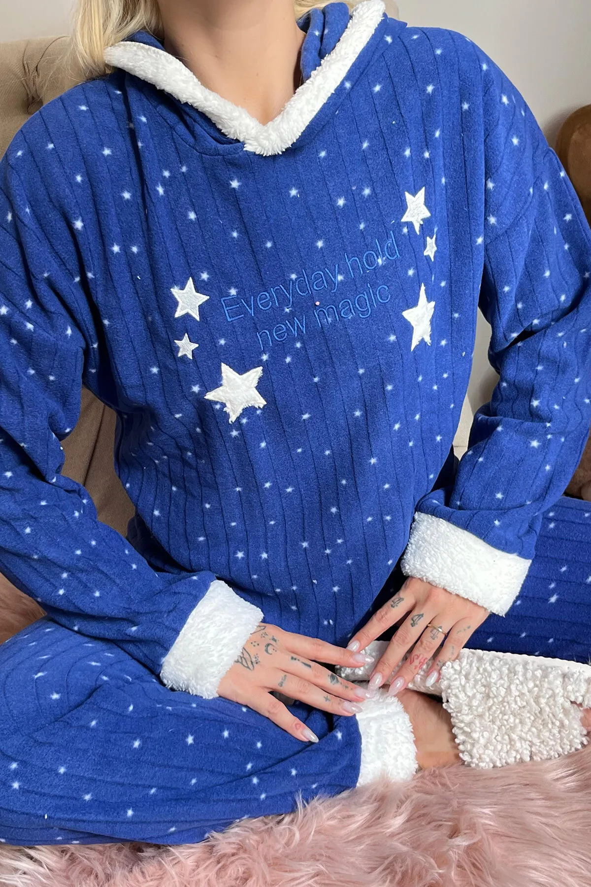 Pijamaevi  Marineblauer Everyday Magic gemusterter Plüsch-Fleece-Pyjama mit Kapuze
