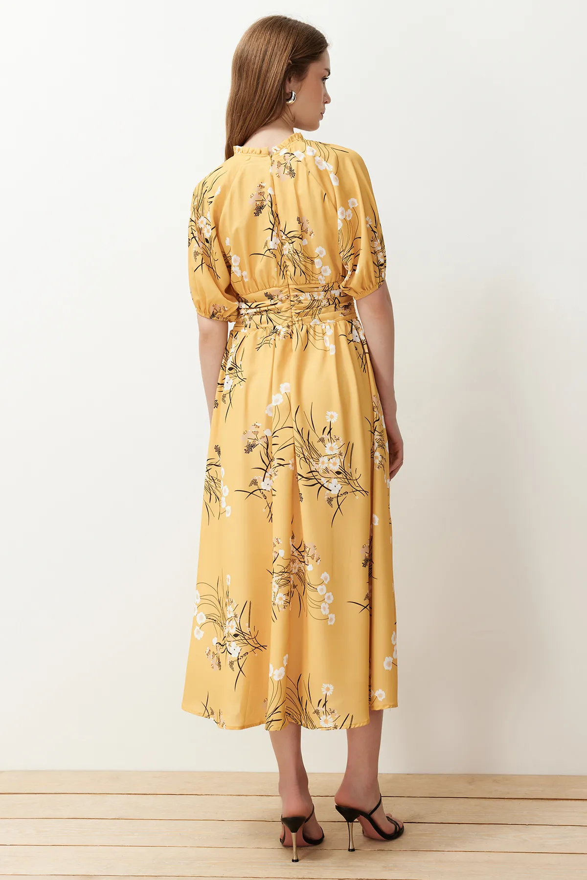 Trendyol Modest  Senfgelbes, langes Kleid mit Ballonärmeln und Blumenmuster TCTSS24EB00008