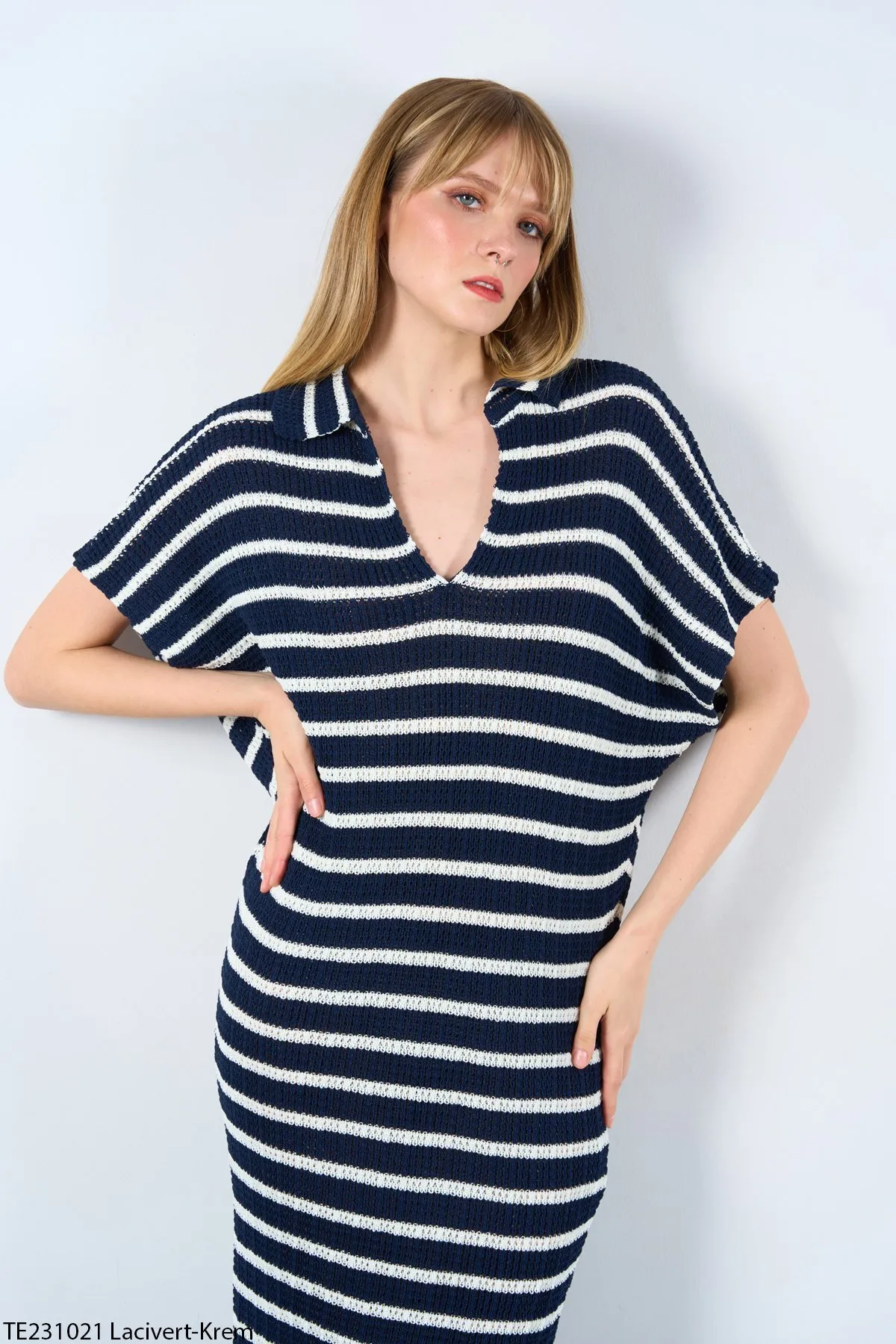 Laluvia  Marineblau-cremefarbenes, gestreiftes Schlitzkleid mit Rollkragen