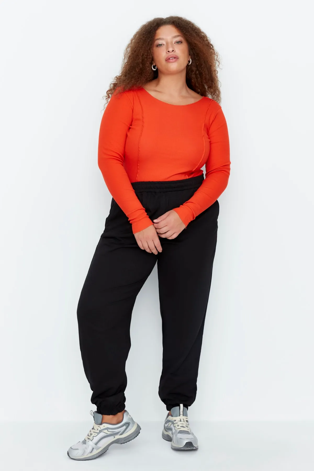 Trendyol Curve  Schwarze Loose Jogger-Strick-Jogginghose mit dünnen elastischen Beinen TBBAW23AJ00002