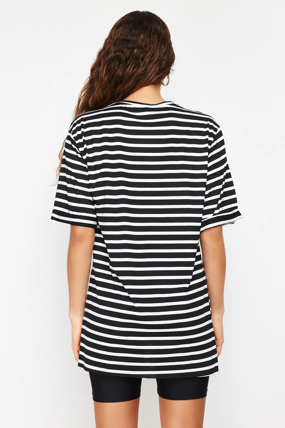 Trendyol Collection  Schwarz gestreiftes, geschlitztes, detailliertes, übergroßes/weites Strick-T-Shirt mit Rundhalsausschnitt TWOSS23TS00097