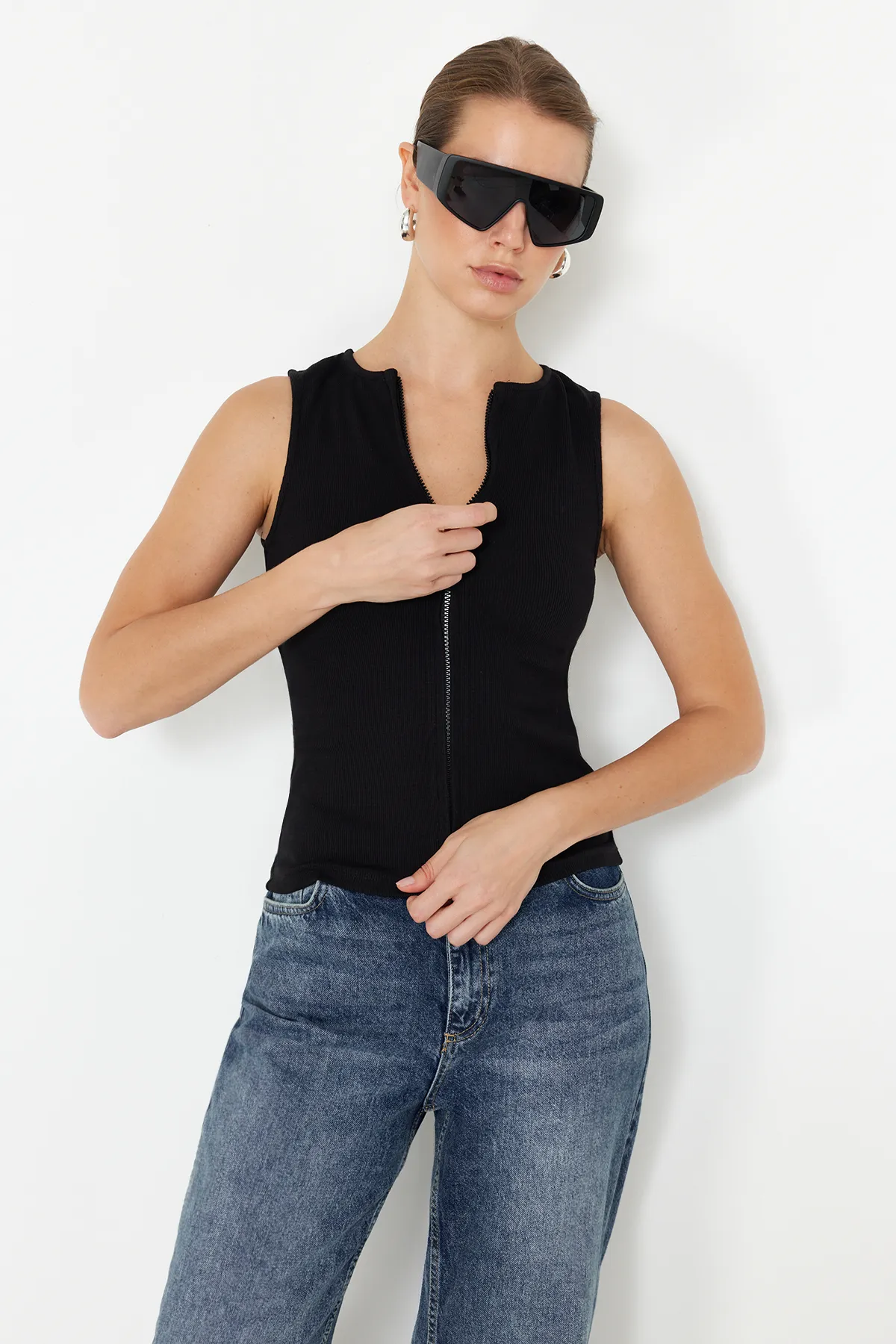 Trendyol Collection  Schwarze, figurbetonte, gerippte, flexible Strickbluse mit Reißverschluss und Nullärmeln TWOSS24BZ00477