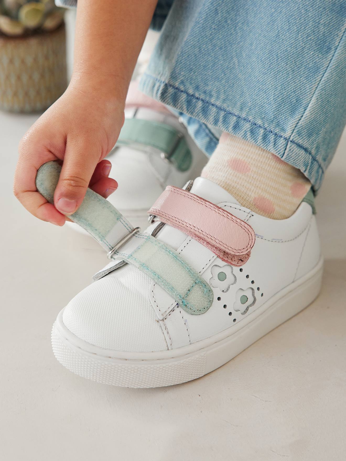 Baskets scratchées filles en cuir blanc