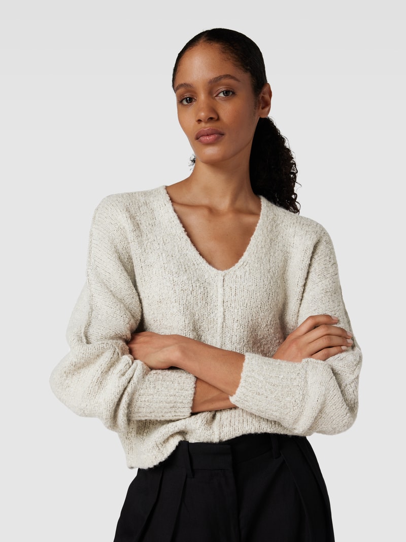 Strickpullover mit V-Ausschnitt in stein