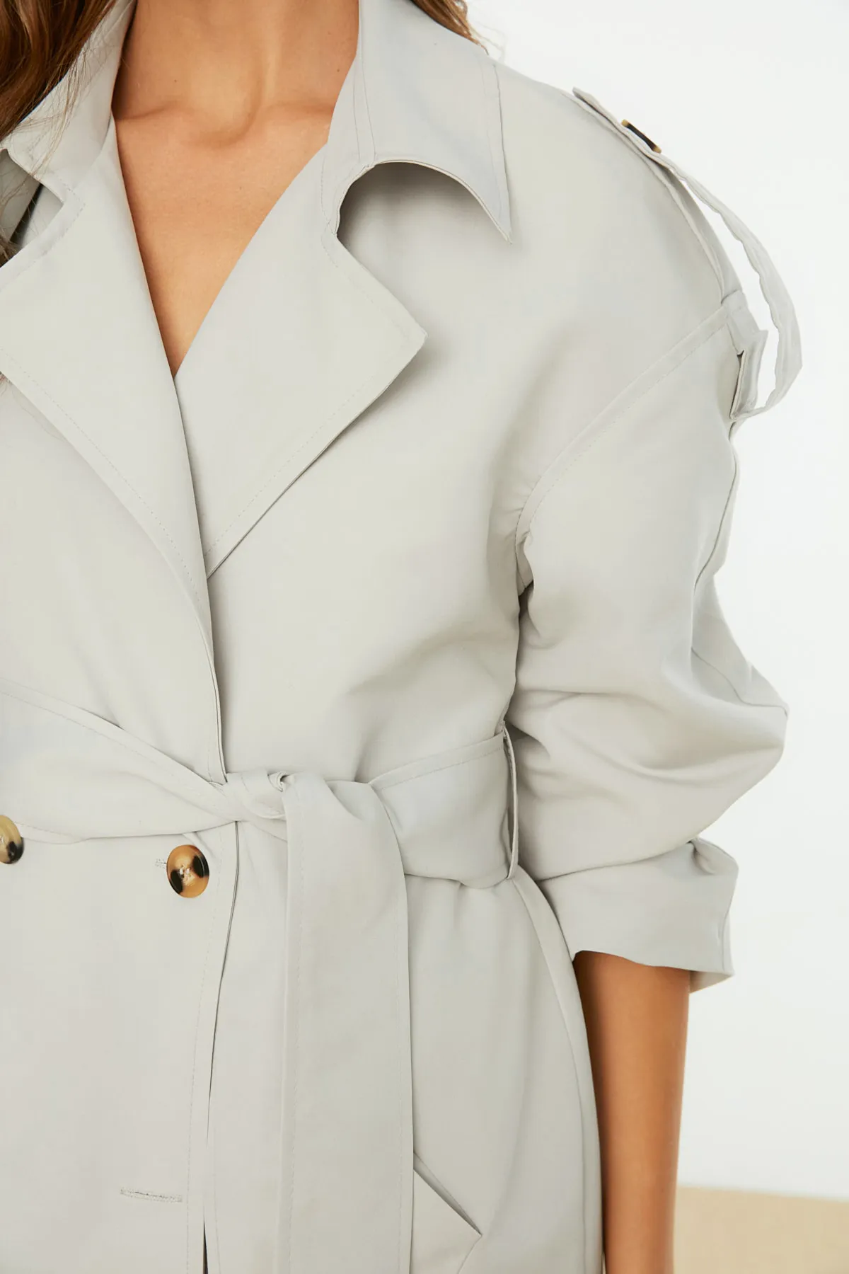 Trendyol Collection  Beiger, weit geschnittener, langer, wasserabweisender Trenchcoat mit Gürtel TWOSS21TR0005