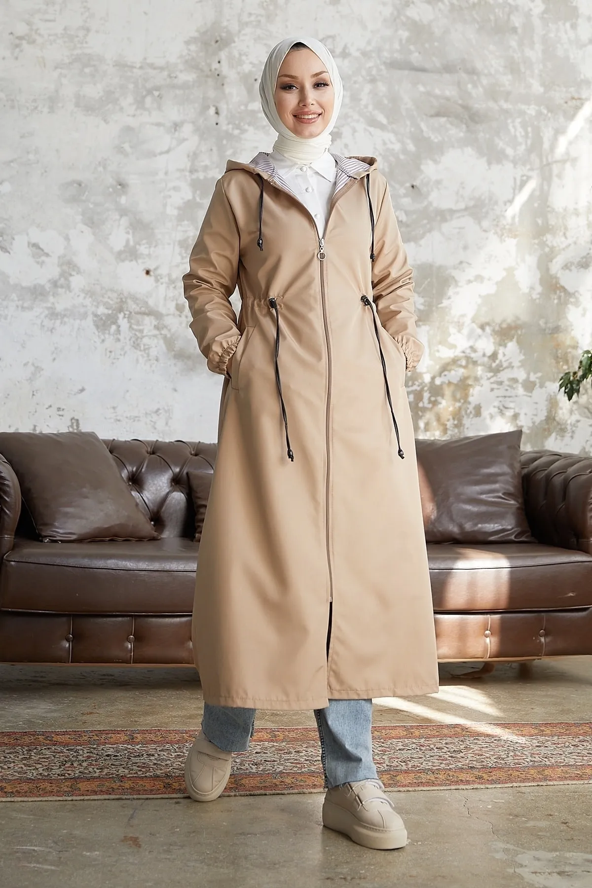 InStyle  Layisa gestreifter, gemusterter Trenchcoat mit geraffter Taille – Beige