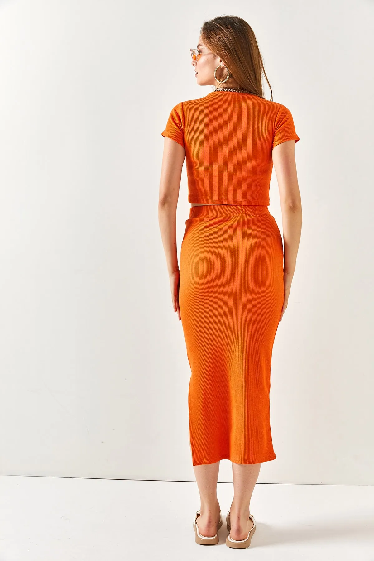 Olalook  Orangefarbenes Lycra-Set mit kurzärmligem Schlitzrock für Damen TKM-19000194