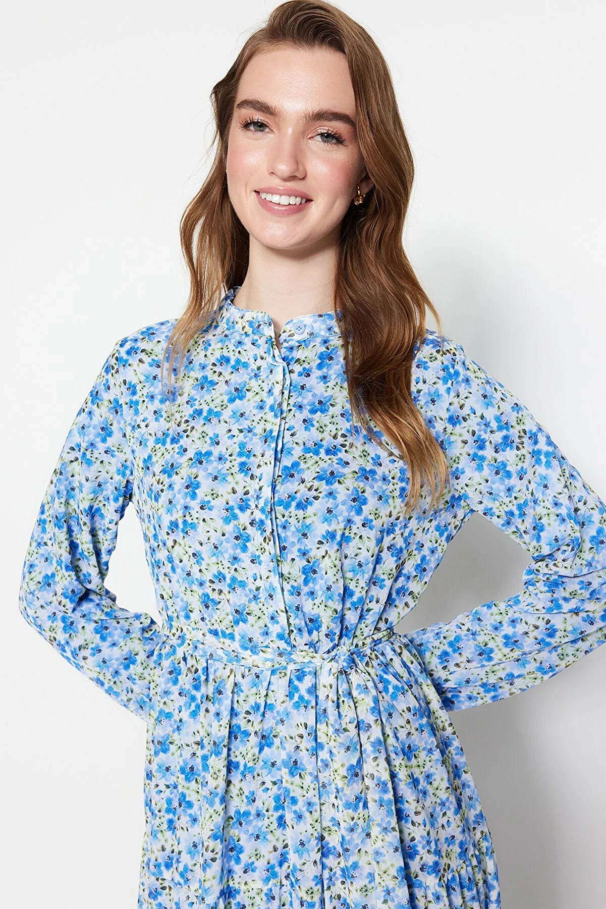 Trendyol Modest  Hellblaues Kleid aus gewebtem Chiffon mit Blumenmuster, Gürtel, Stehkragen und Futter TCTSS21EL3346