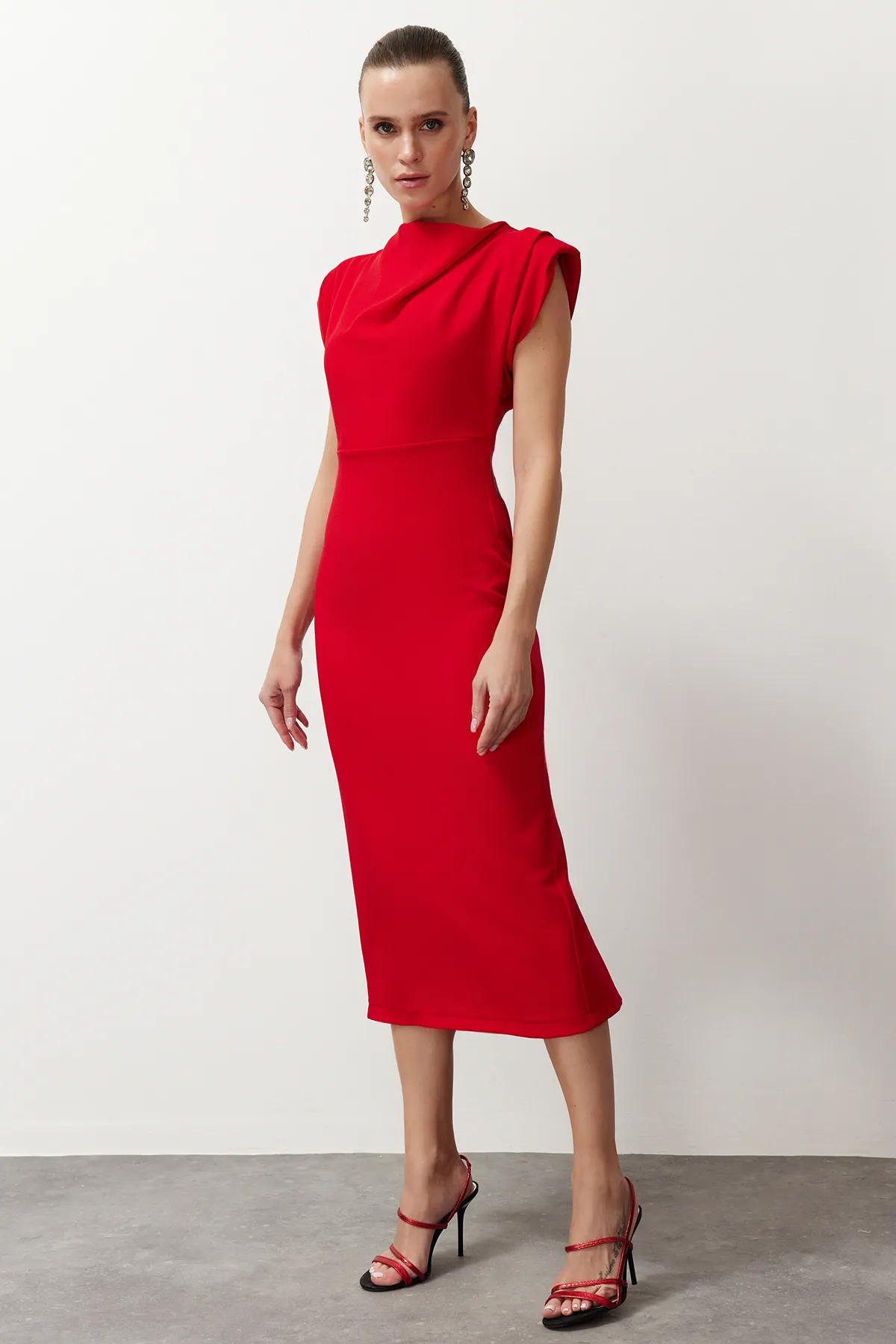 Trendyol Collection  Rotes, figurbetontes, gewebtes, stilvolles Abendkleid mit Degaje-Kragen TPRSS24EL00156