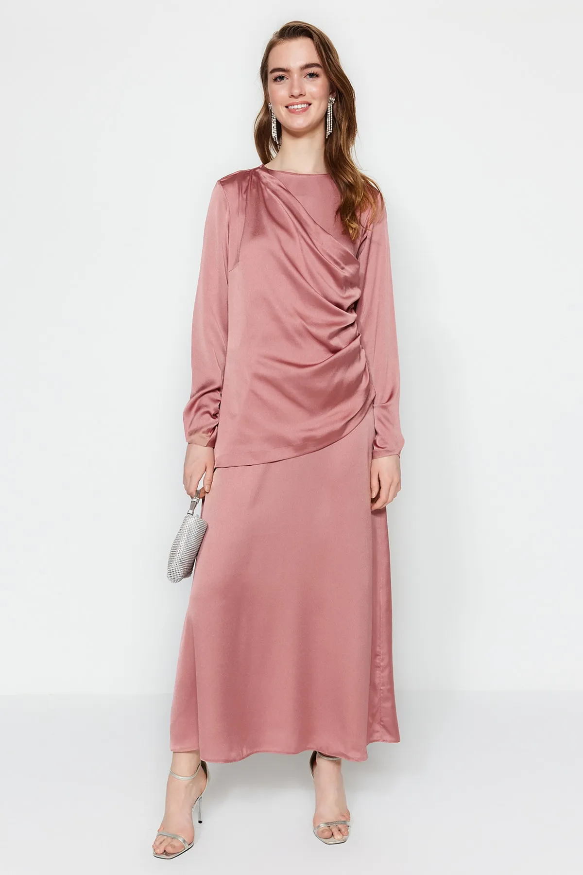 Trendyol Modest  Abendkleid aus Satin mit getrockneten Rosen und Raffungen TCTSS23DB00012
