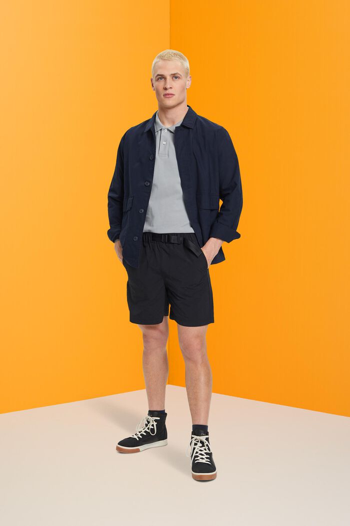 Shorts mit integriertem Gürtel