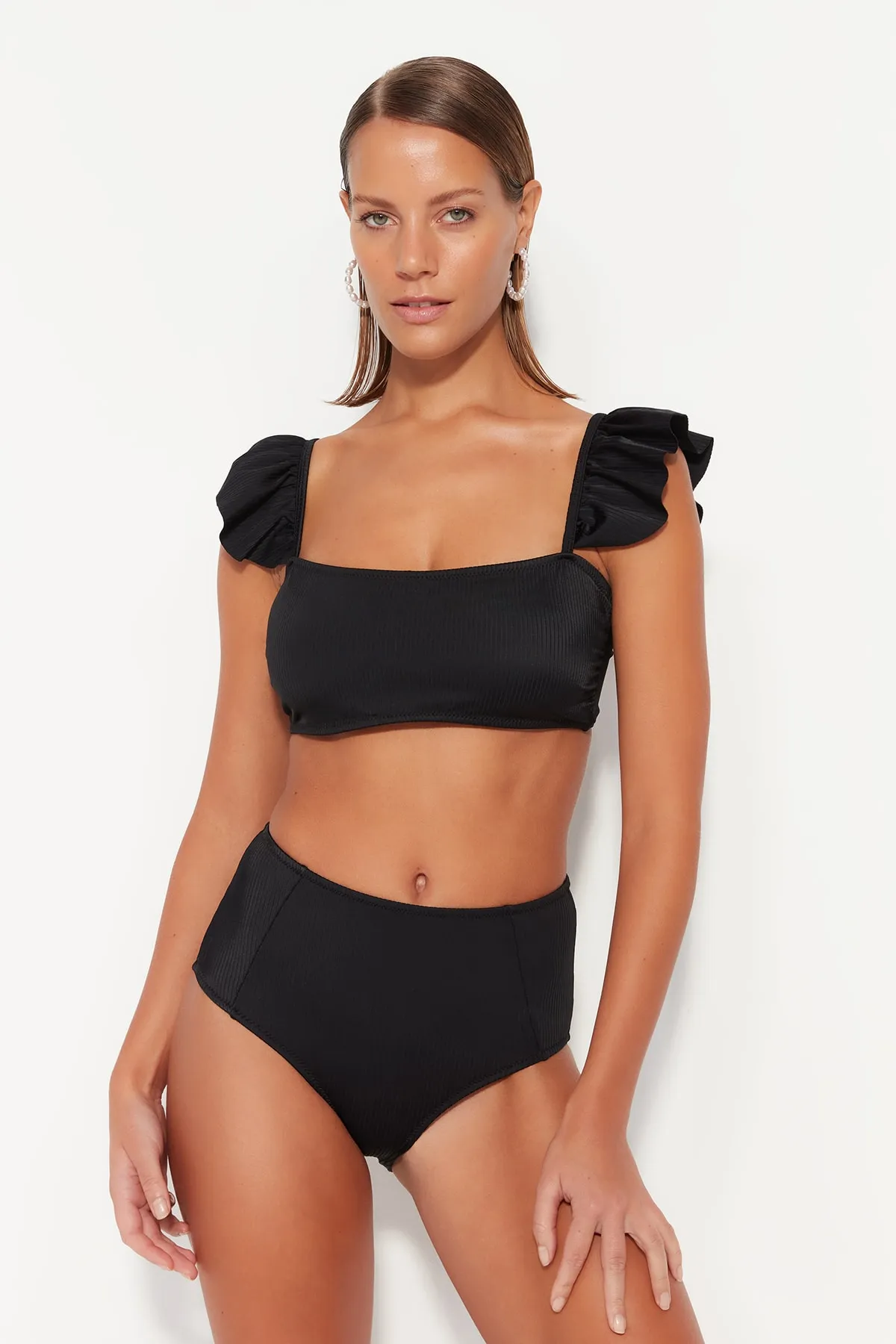 Trendyol Collection  Schwarzes Bralette-Bikinioberteil mit Rüschen und Struktur TBESS22BU0038