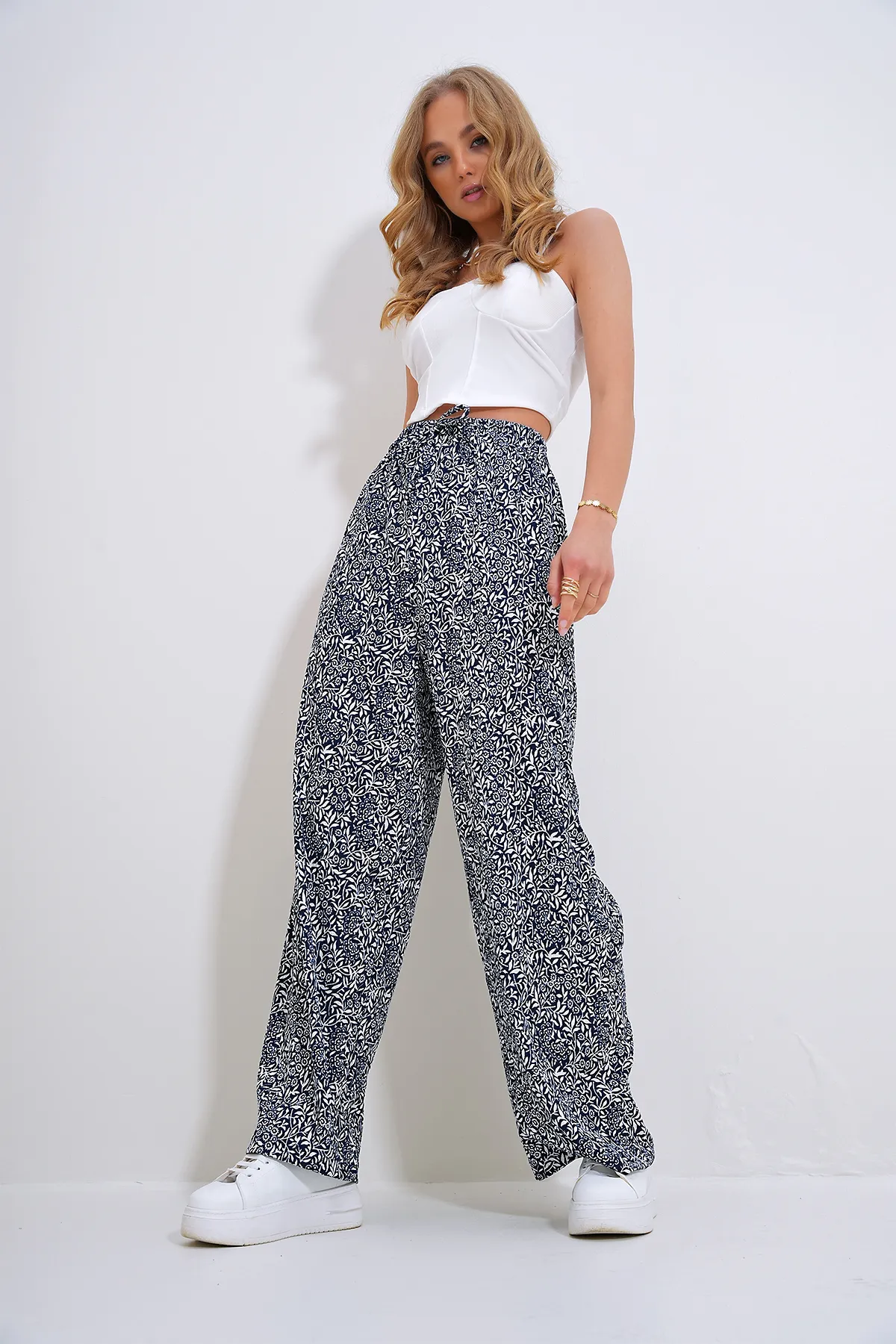 Trend Alaçatı Stili  Marineblau-weiß gemusterte Webhose für Damen mit entspanntem Schnitt ALC-X6528