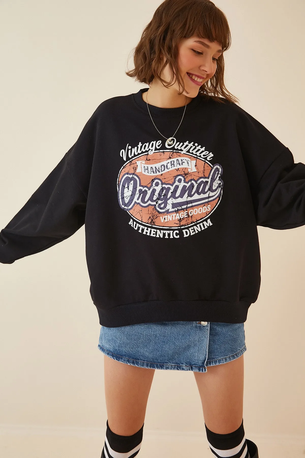 Happiness İstanbul  Schwarzes Sweatshirt mit Relief-Print für Damen DZ00003