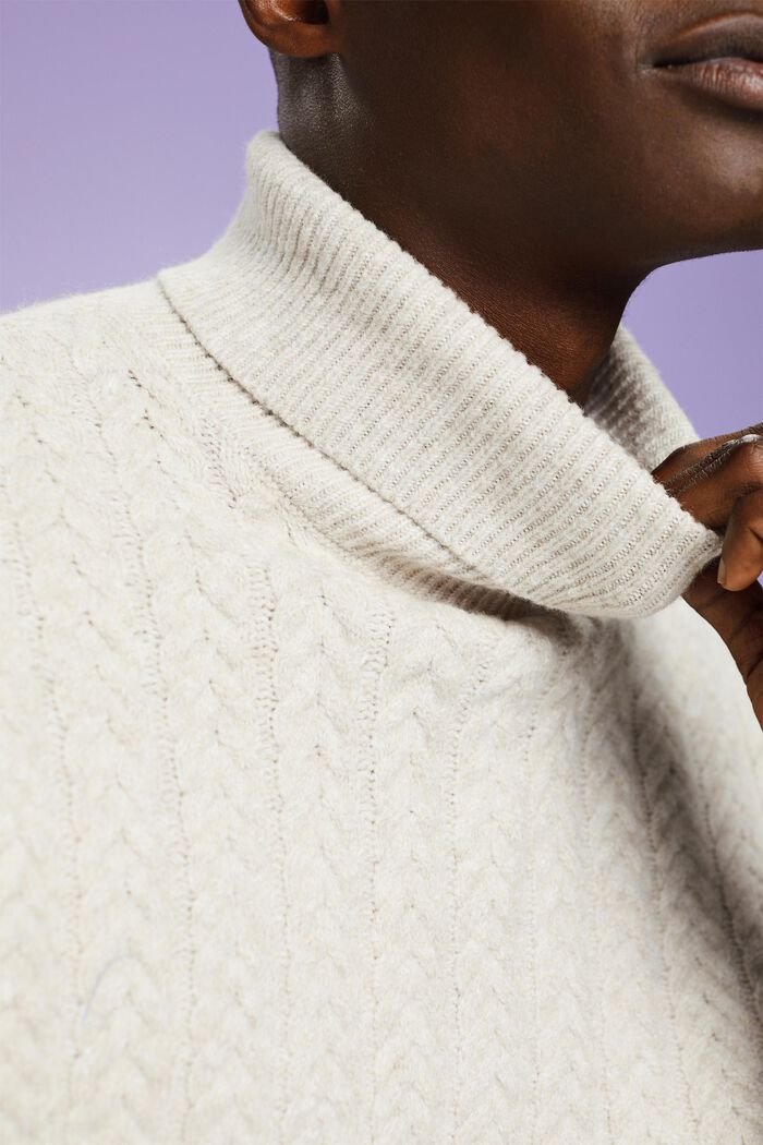 Rollkragenpullover im Zopfstrick-Design