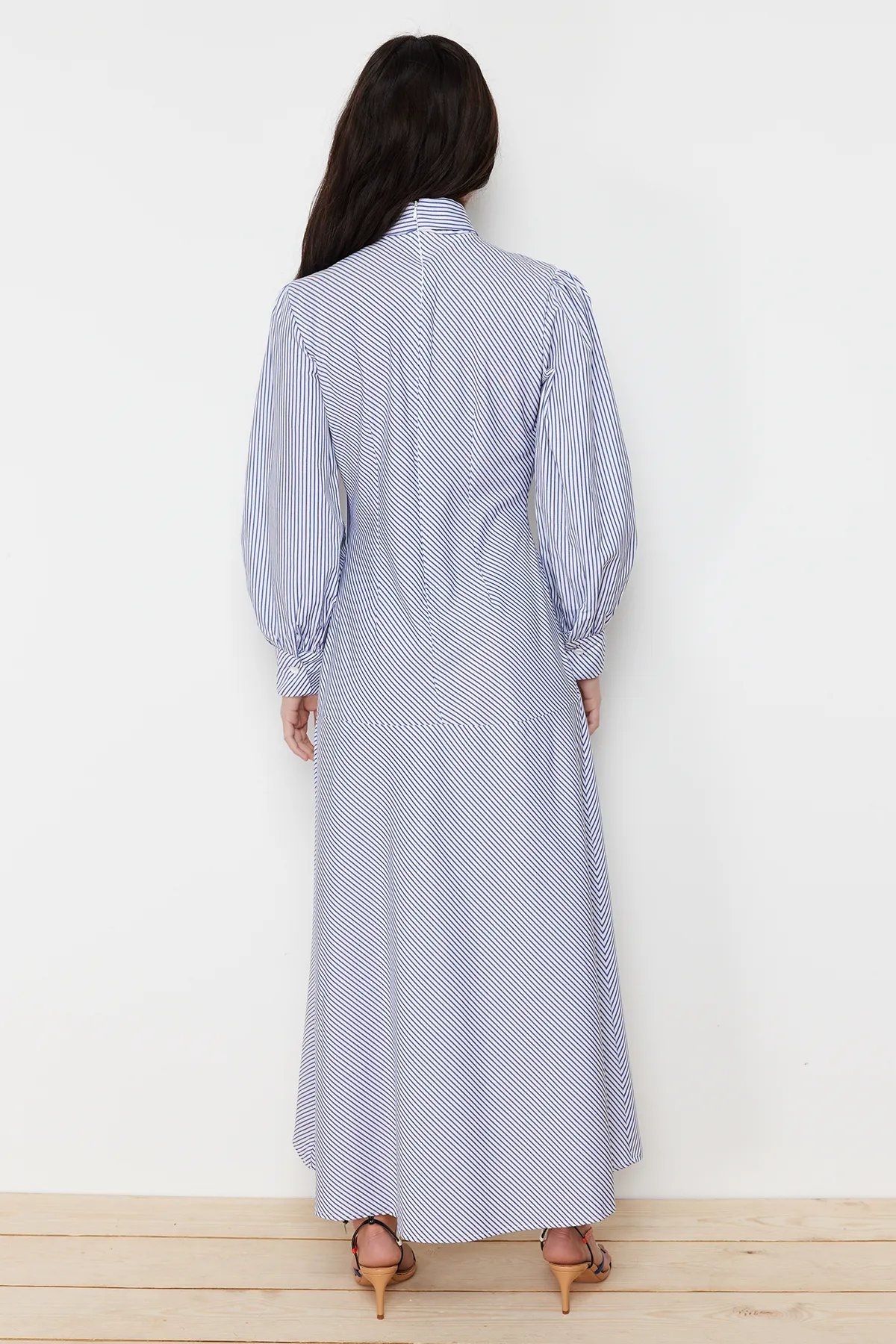 Trendyol Modest  Marineblaues gestreiftes Baumwollkleid mit Schleifendetail und Schleife TCTSS24EB00071