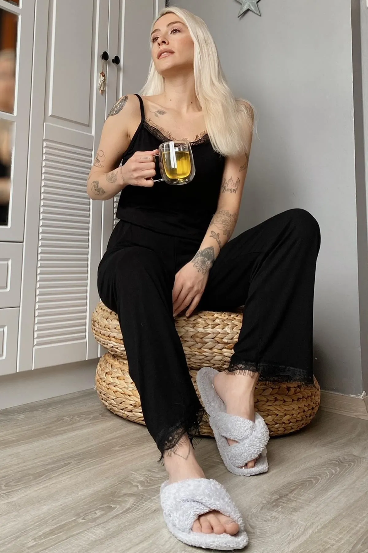 Pijamaevi  Damen-Pyjama-Set aus schwarzem Strick mit Spitzenseil und Riemen