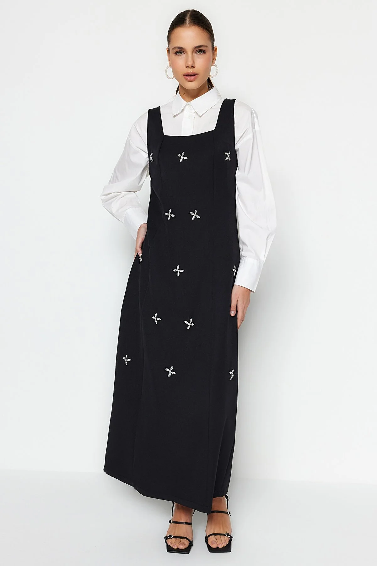 Trendyol Modest  Schwarzes, gewebtes Gilet-Kleid mit quadratischem Kragen und Schmuckstickerei-Details TCTSS23EB00157