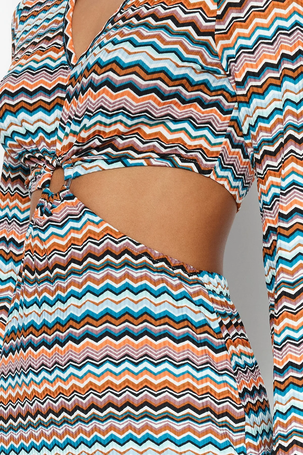 Trendyol Collection  Mehrfarbiges, dehnbares Midi-Strickkleid mit Ausschnitten und detailliertem Druck TWOSS23EL01809