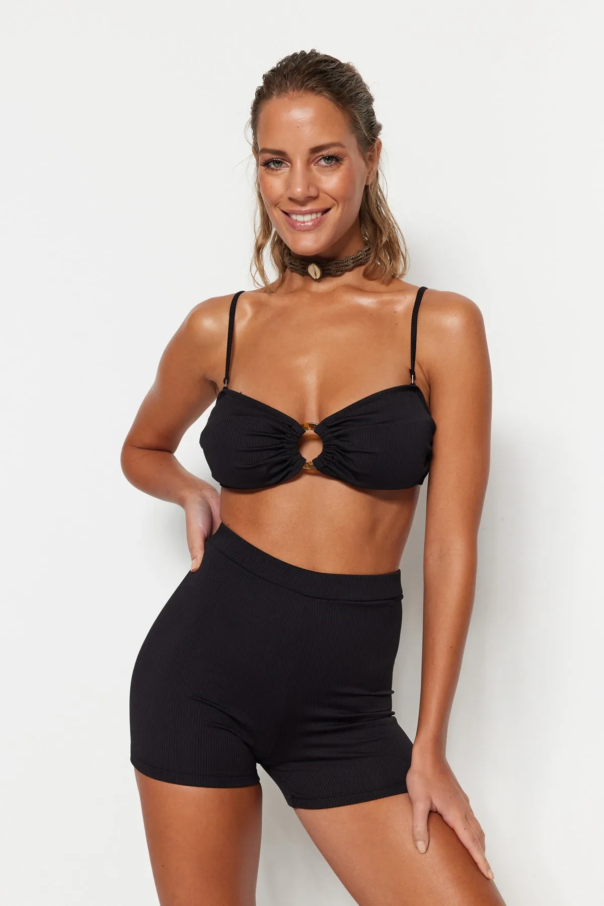 Trendyol Collection  Schwarze strukturierte Bikinihose mit hoher Taille und Shorts TBESS23BA00249