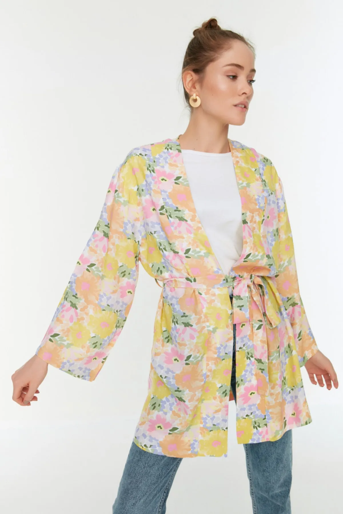 Trendyol Modest  Mehrfarbiger, floral gemusterter Kimono und Kaftan mit Bindedetail und Taschen TCTSS21KK0004