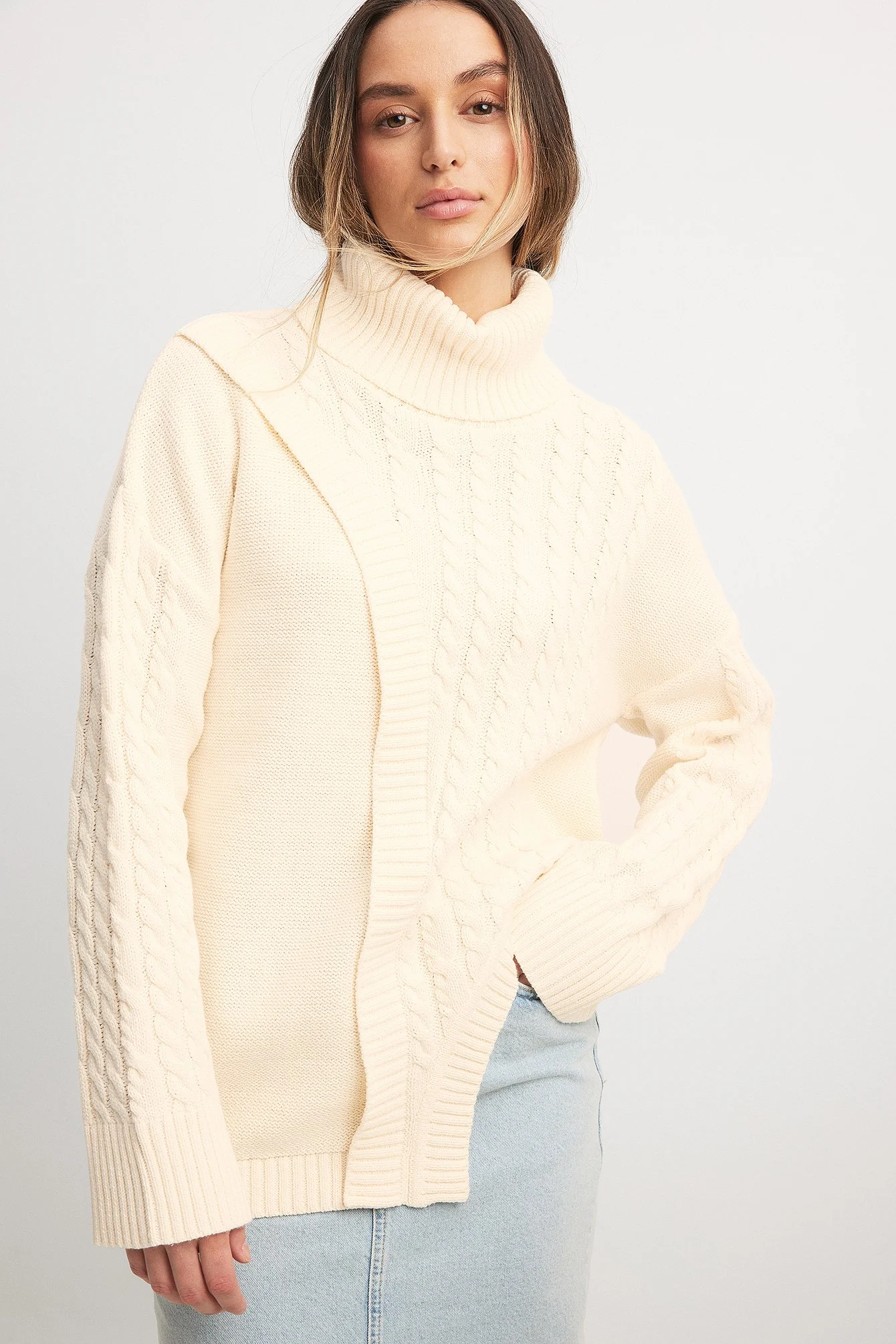 Asymmetrischer Strickpullover mit Zopfmuster