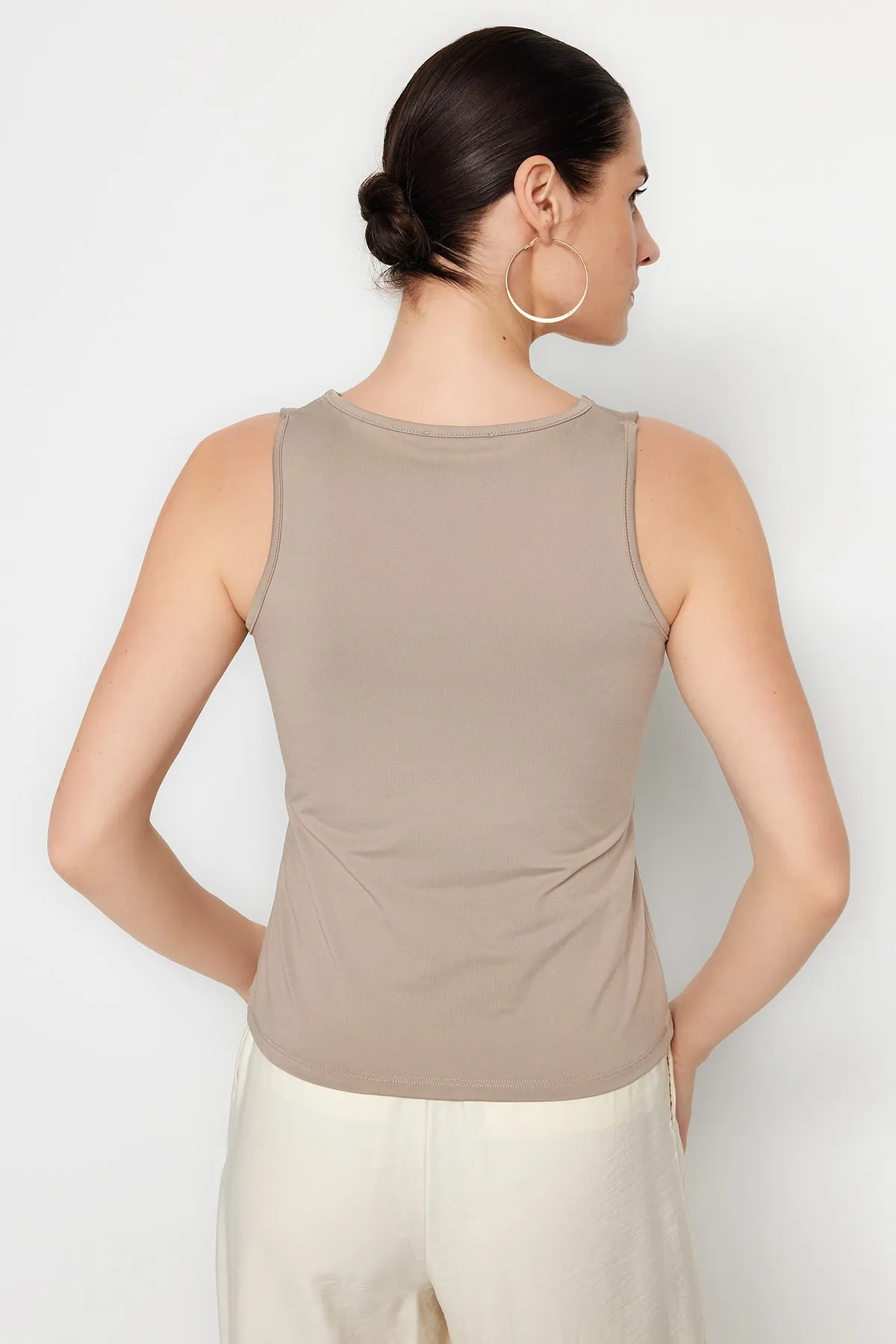 Trendyol Collection  Nerzfarbenes, tailliertes/flexibles Strickunterhemd mit quadratischem Kragen TWOSS23AL00037