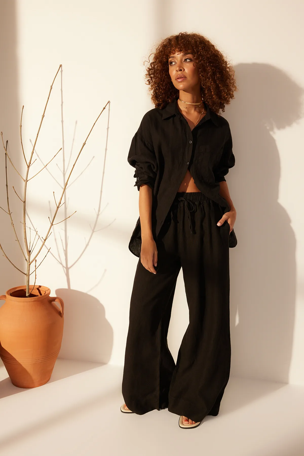 Trendyol Collection  Schwarze Extrahose aus 100 % Leinen mit elastischem Bund und hoher Taille TWOSS24JE00251