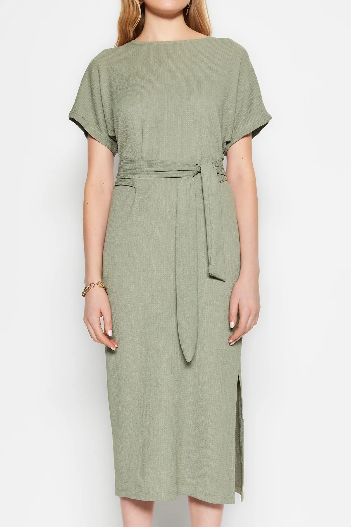 Trendyol Collection  Khakifarbenes Wickel-/strukturiertes Midi-Strickkleid mit Rundhalsausschnitt, Gürtel TWOSS23EL00709