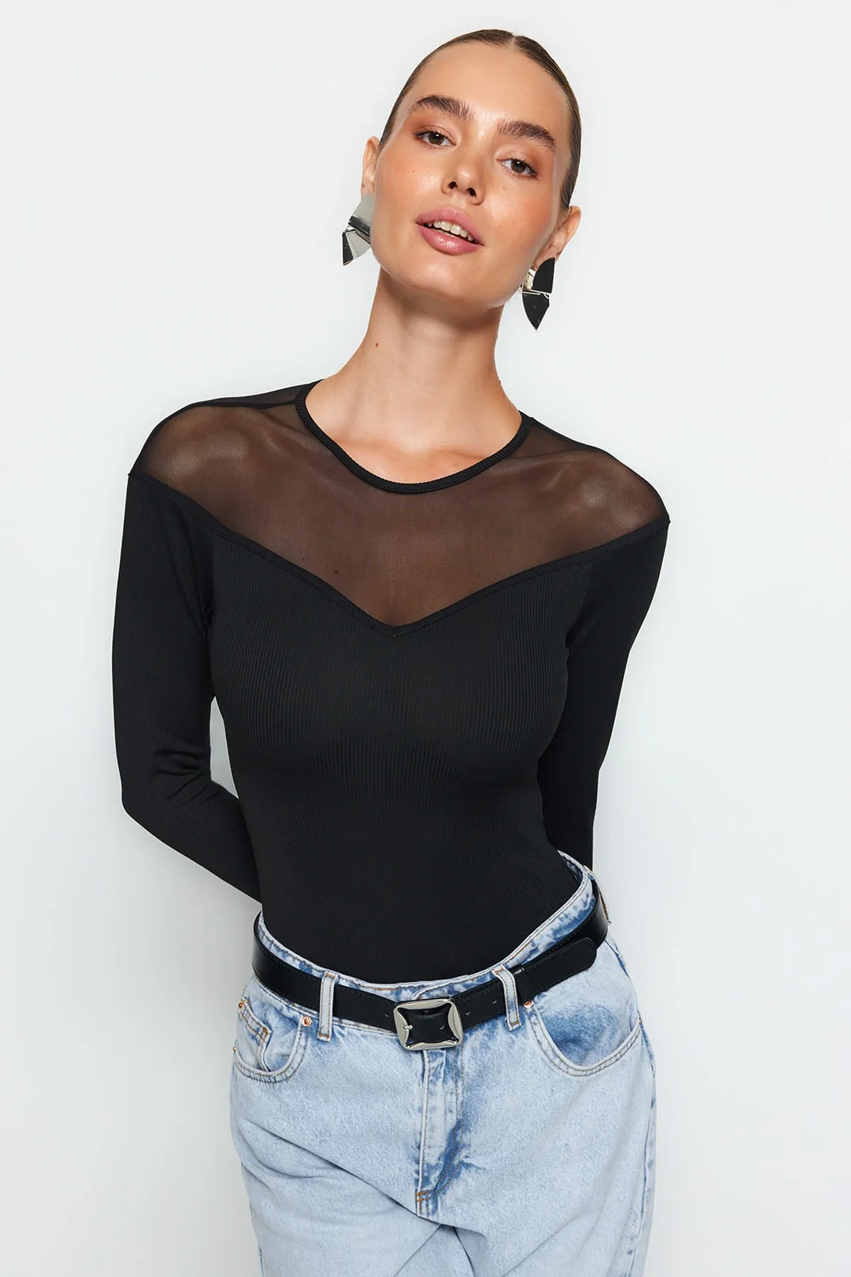Trendyol Collection  Schwarzer, schmaler, aufsteckbarer Body aus geripptem Stretch-Strick mit Tülldetail und Herzkragen TWOAW24BD00019