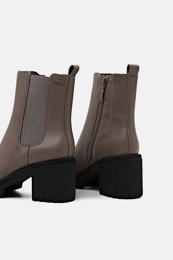 Boots mit grobem Blockabsatz