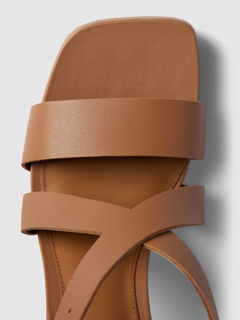 Sandaletten mit Label-Detail Modell 'HARDWARE' in cognac