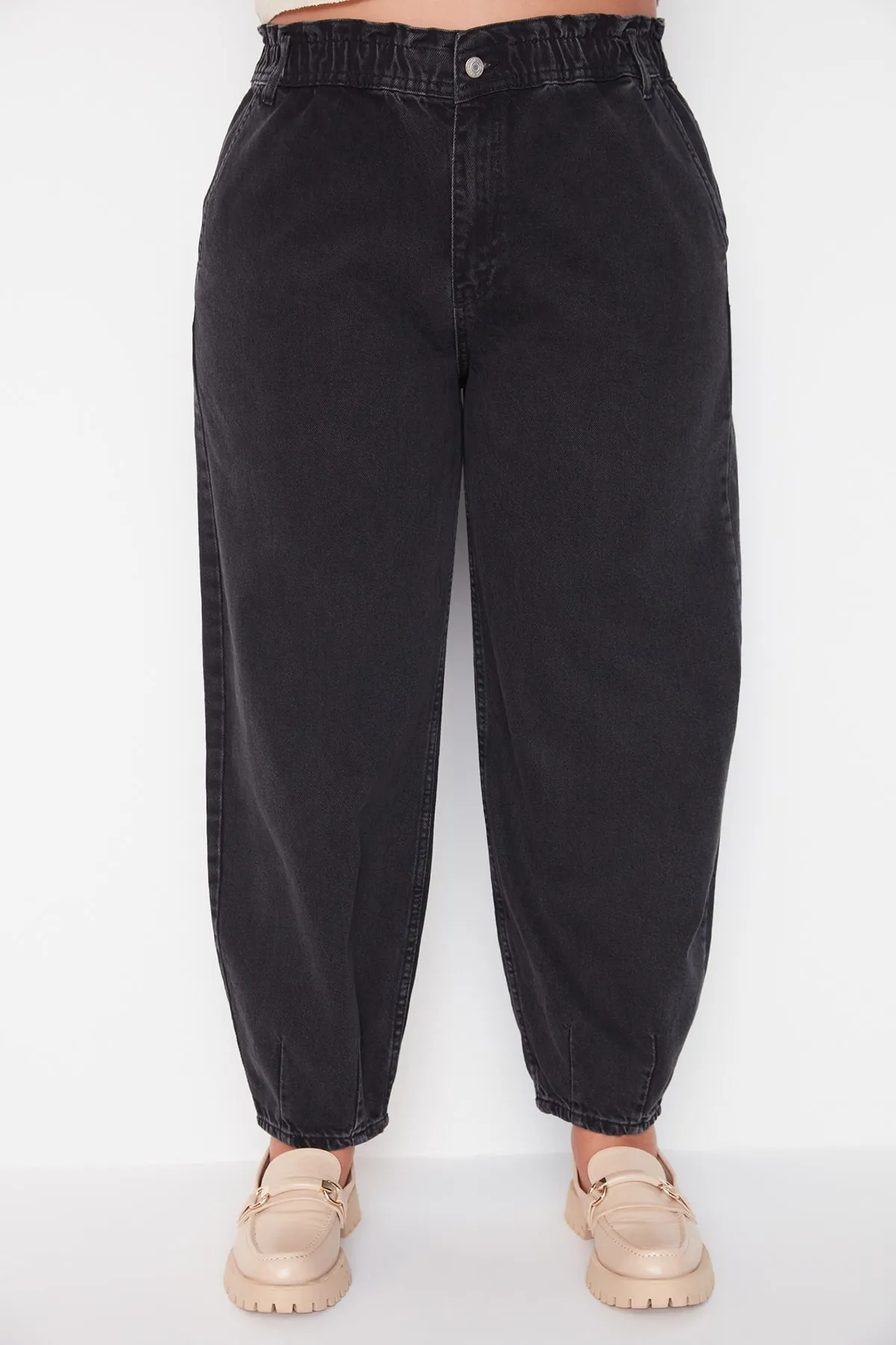 Trendyol Curve  Schwarze Mom-Jeans mit hoher Taille und detaillierten Taschen TBBAW23CJ00007