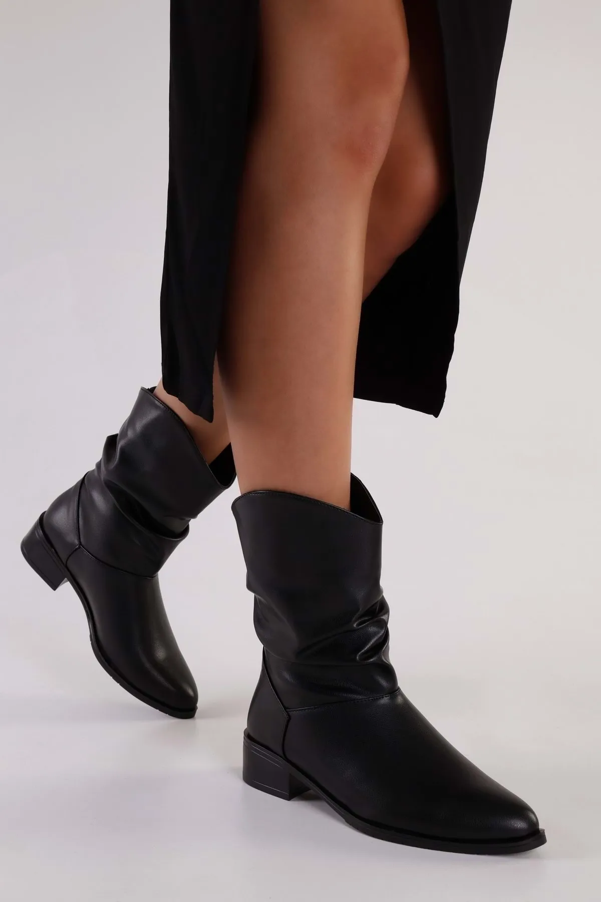 Shoeberry  Damen Archie Black Skin Bellows Stiefel mit flachem Absatz Black Skin