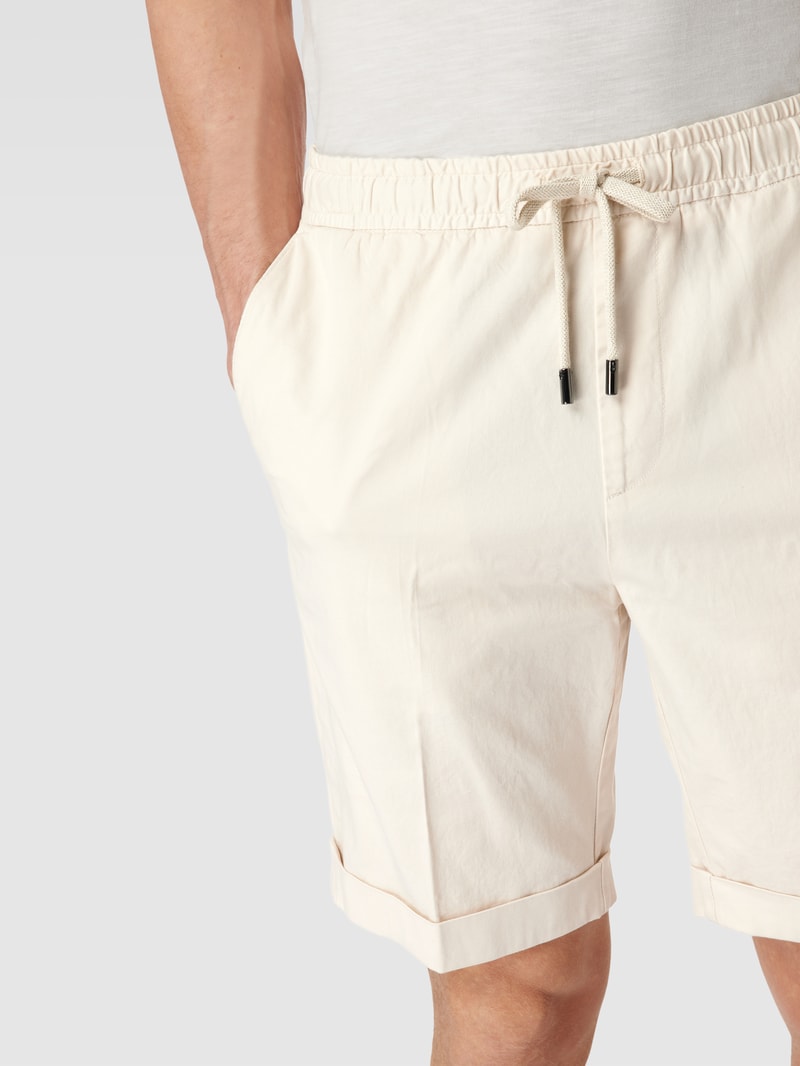 Shorts mit seitlichen Eingrifftaschen in weiß