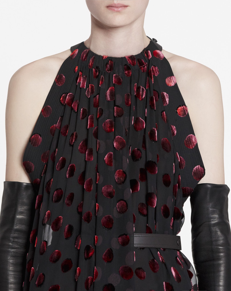 ROBE FLUIDE ASYMÉTRIQUE CEINTURÉE