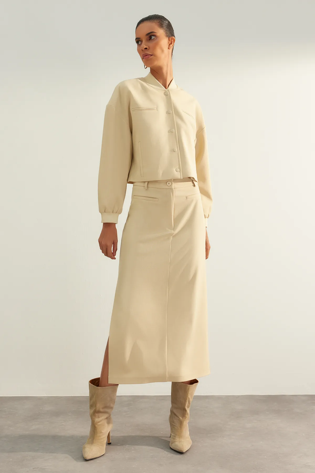 Trendyol Collection  Beiger, limitierter, hochwertiger Midi-Webrock aus Kunstleder mit Schlitz und Details TWOAW24ET00288