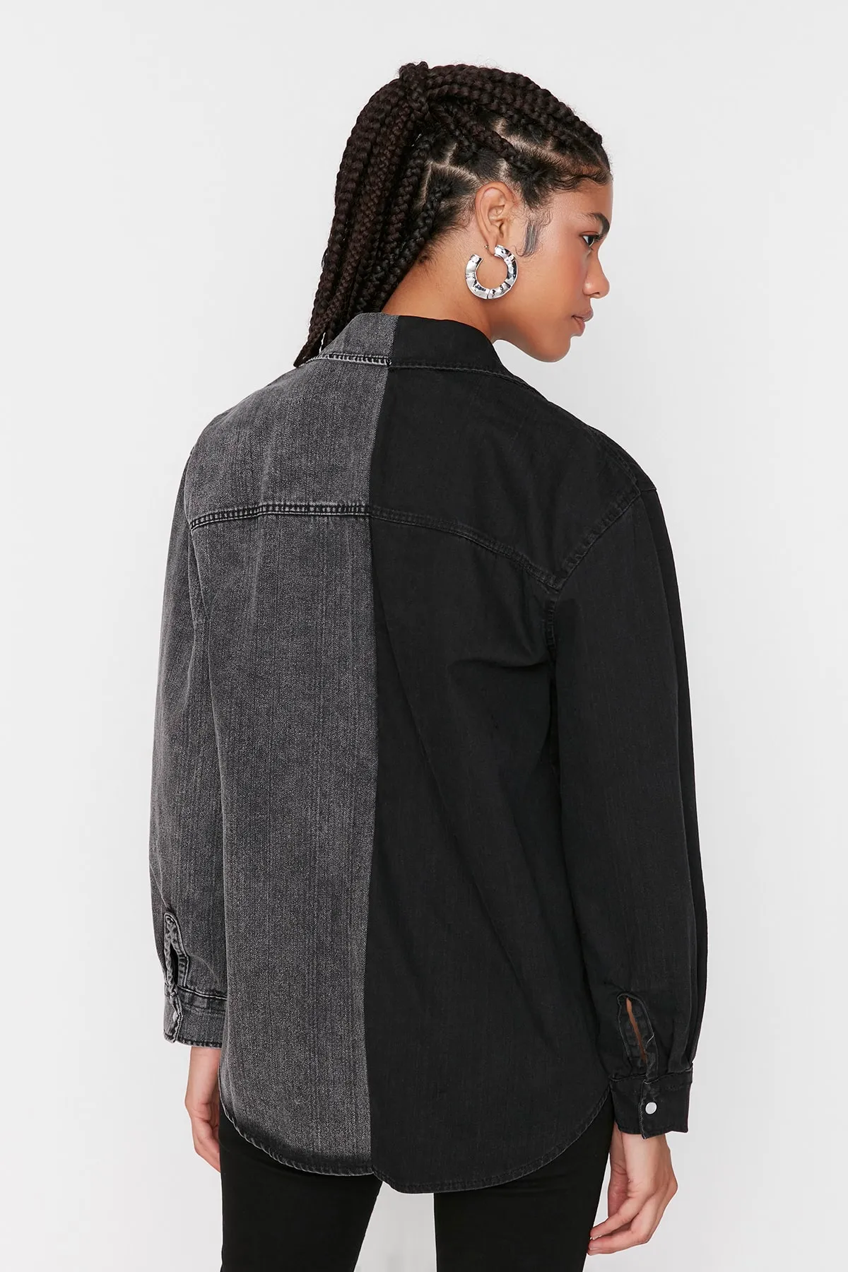Trendyol Collection  Schwarzes Jeanshemd mit Farbblockdesign TWOAW22GO0127