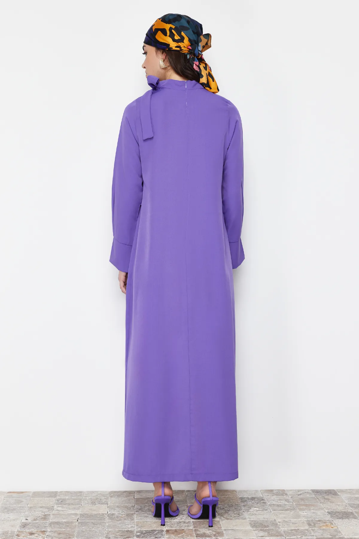 Trendyol Modest  Lilafarbenes, gewebtes Kleid mit Kragen und Krawatte TCTSS23EB00283