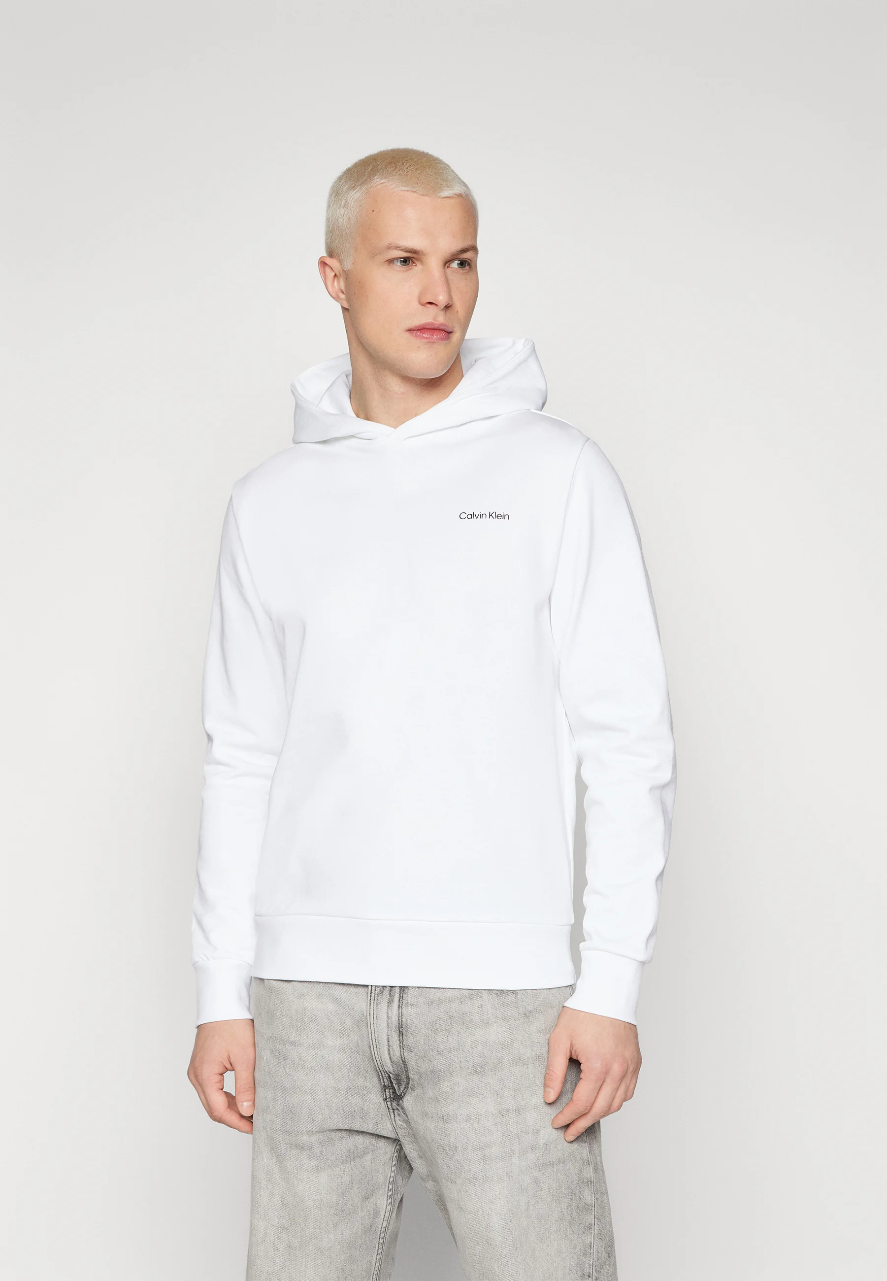 Sudadera con capucha Calvin Klein con logo en la espalda en ángulo