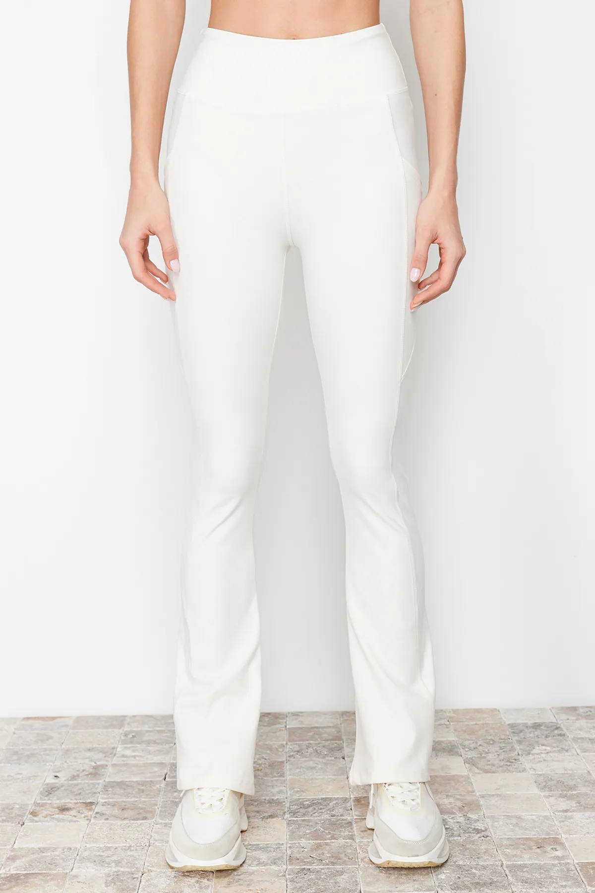 Trendyol Collection  Ecrufarbener reflektierender Aufdruck und gestrickte Yoga-Sportleggings mit spanischen Beinen und Taschendetails THMAW24TY00066