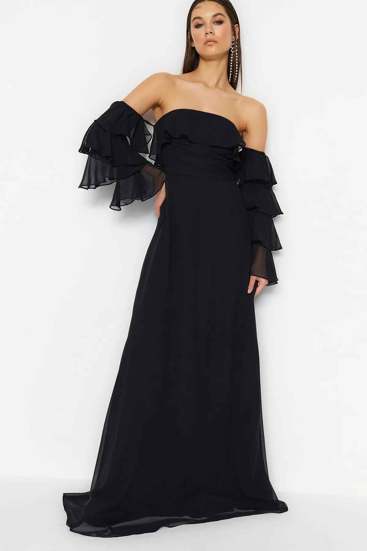 Trendyol Collection  Schwarzes langes Abendkleid aus Chiffon mit Taillenöffnung/Skater-Futter TPRSS23AE00084