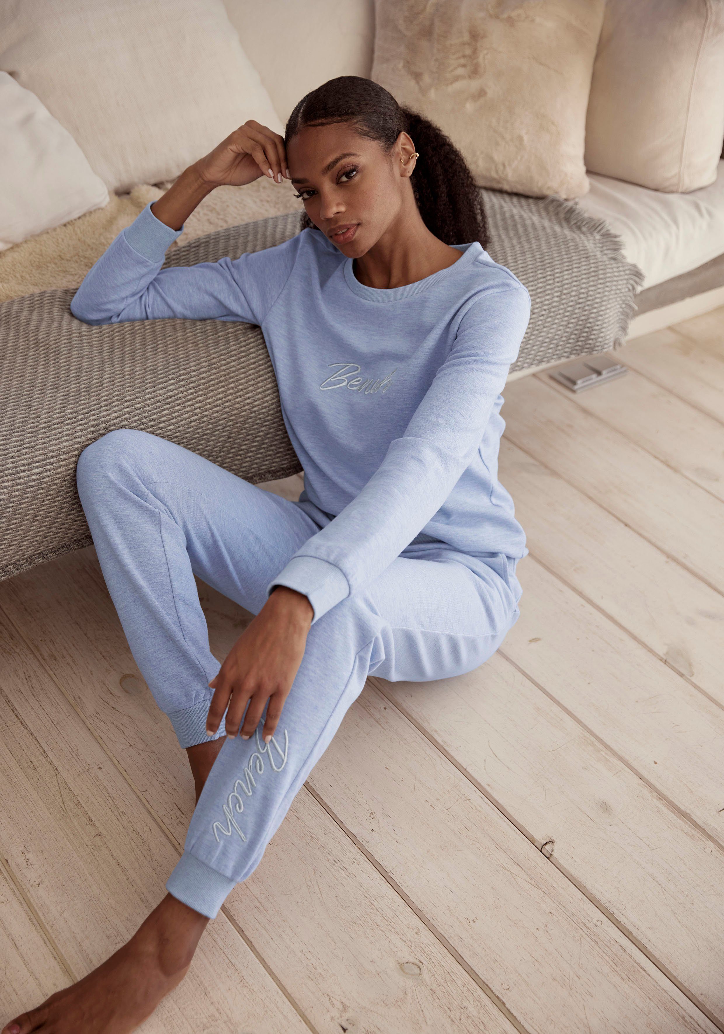 Bench. Loungewear Sweatshirt -Loungeshirt mit glänzender Logostickerei, Loungewear, Loungeanzug